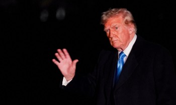 Chính quyền Trump áp thuế 10% và xóa bỏ miễn trừ 'de minimis' đối với hàng Trung Quốc