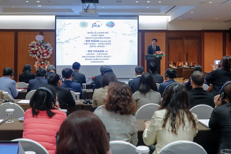 Ra mắt cuốn sách 