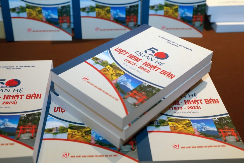 Ra mắt cuốn sách 
