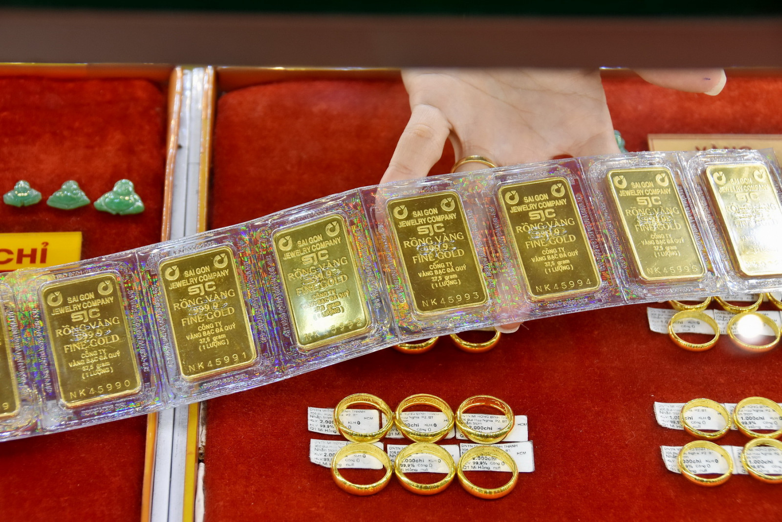 Liên tiếp tăng mạnh, giá vàng SJC áp sát mốc 100 triệu đồng/lượng