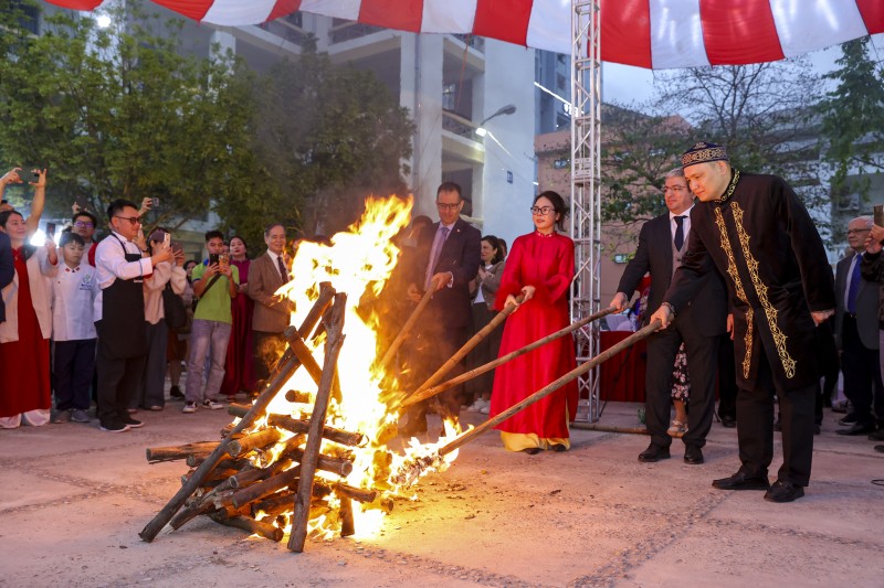 Hà Nội rộn ràng không khí lễ hội Novruz: Sắc màu văn hóa từ Trung Á Hà Nội rộn ràng không khí lễ hội Novruz: Sắc màu văn hóa từ Trung Á