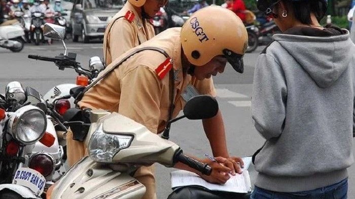 Lỗi vượt đèn vàng có bị phạt không? Mức phạt mới nhất năm 2025