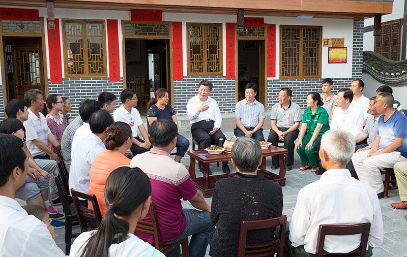 Tổng Bí thư Trung Quốc Tập Cận Bình thăm và làm việc tại bản làng dân tộc Động ở Quý Châu