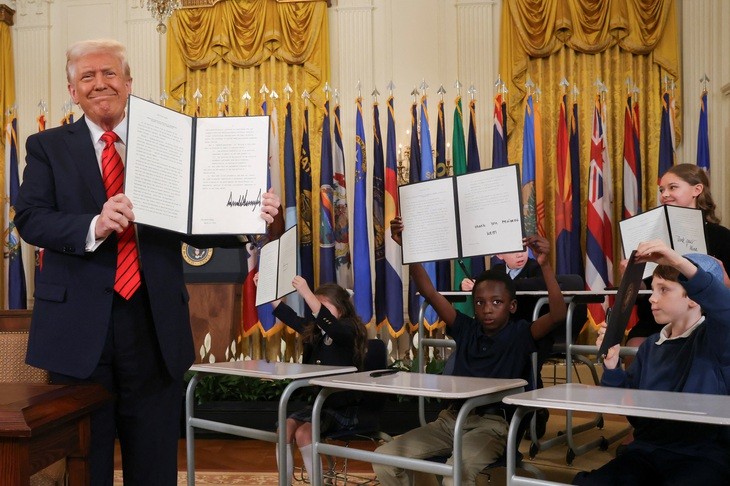 Quang cảnh lễ ký sắc lệnh hành pháp của ông Trump tại Nhà Trắng ngày 20/3. (Ảnh: Reuters)
