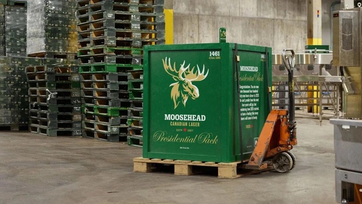 Hãng bia lâu đời nhất Canada - Moosehead Breweries - ra mắt thùng bia khổng lồ với 1.461 lon, đủ để uống mỗi ngày trong nhiệm kỳ bốn năm của ông Trump.