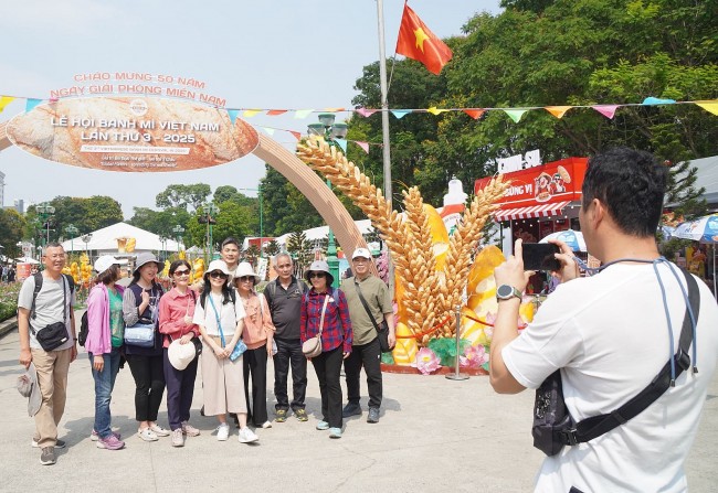 Du khách nước ngoài xếp hàng chờ thưởng thức bánh mì Việt