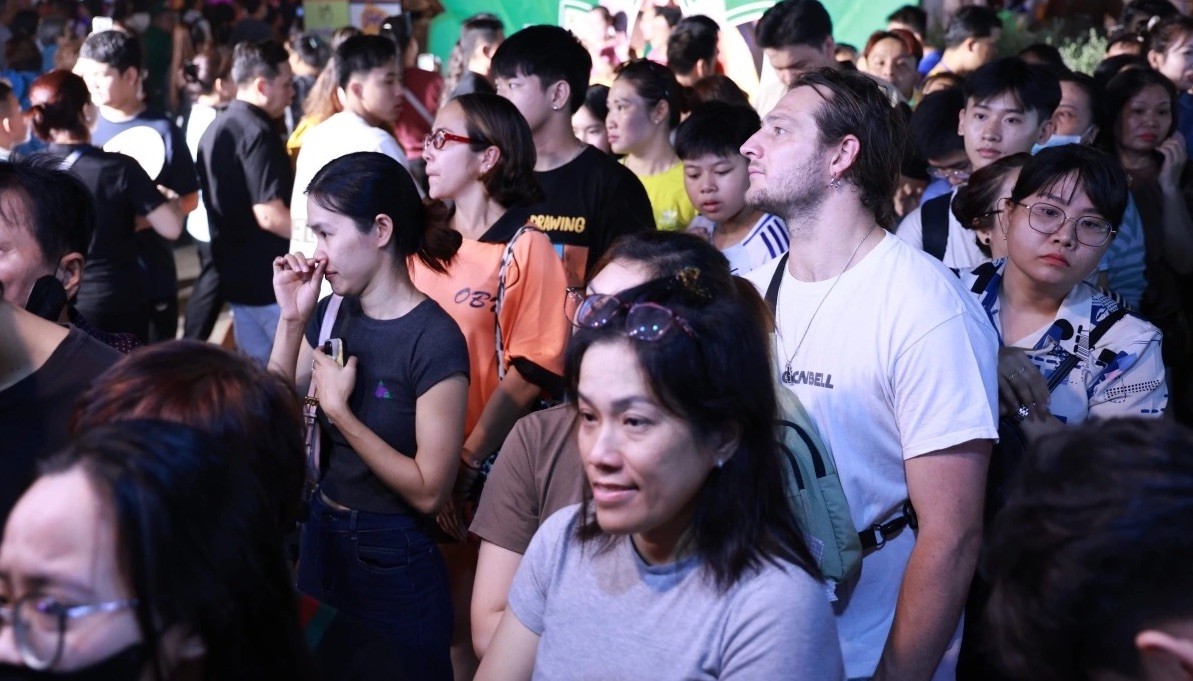 Du khách nước ngoài 'chen chân' thưởng thức bánh mì tại Lễ hội bánh mì Việt Nam