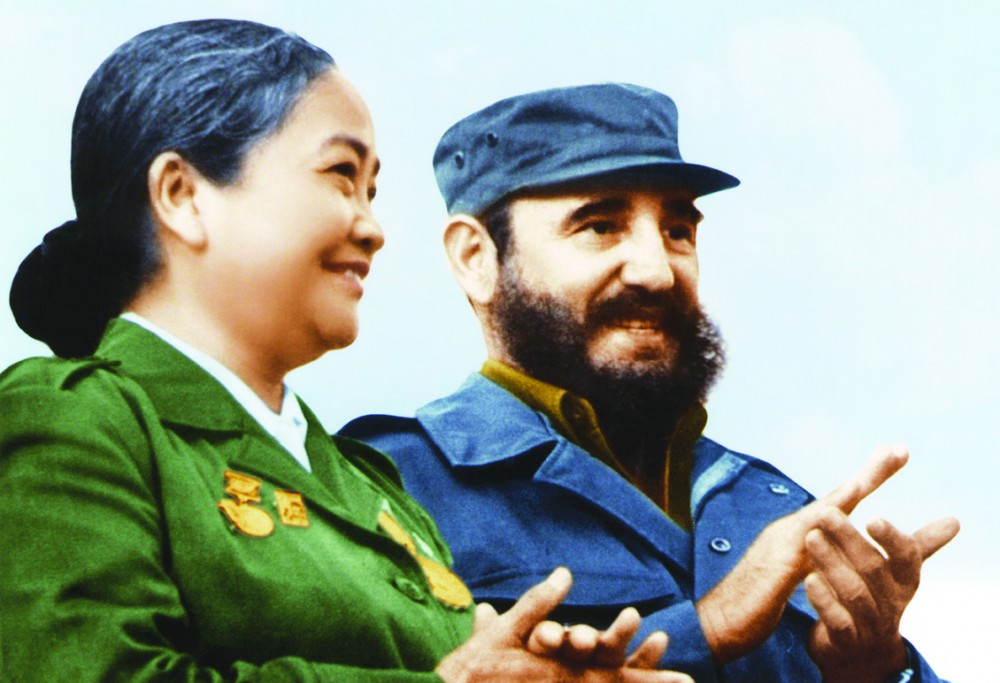Lãnh tụ Fidel Castro đón tiếp bà Nguyễn Thị Định sang thăm Cuba ngày 18/7/1974. (Ảnh tư liệu)