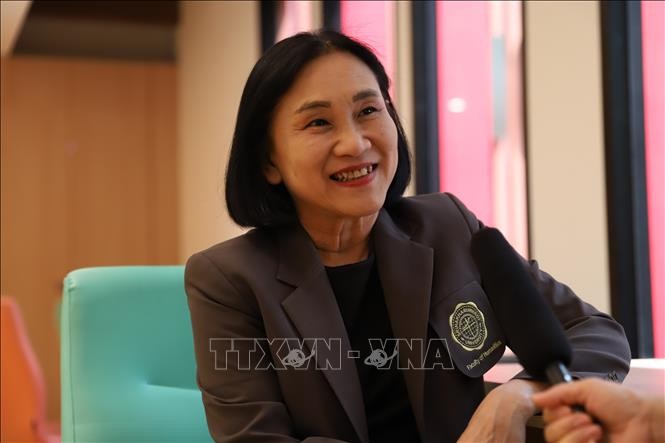 Lan tỏa tiếng Việt ở xứ Chùa Vàng