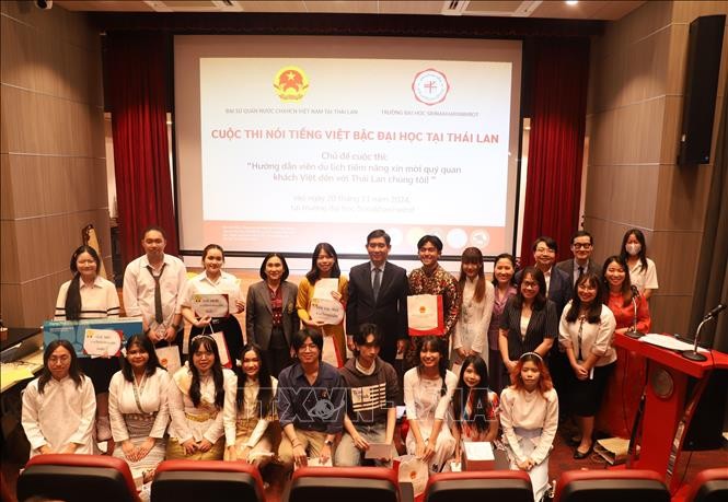 Lan tỏa tiếng Việt ở xứ Chùa Vàng