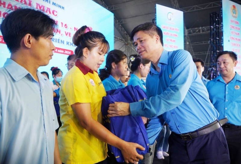Ông Ngọ Duy Hiểu - Phó Chủ tịch Tổng LĐLĐ Việt Nam trao quà cho công nhân trong Tháng Công nhân 2024, tại TP HCM (Ảnh: T.L).