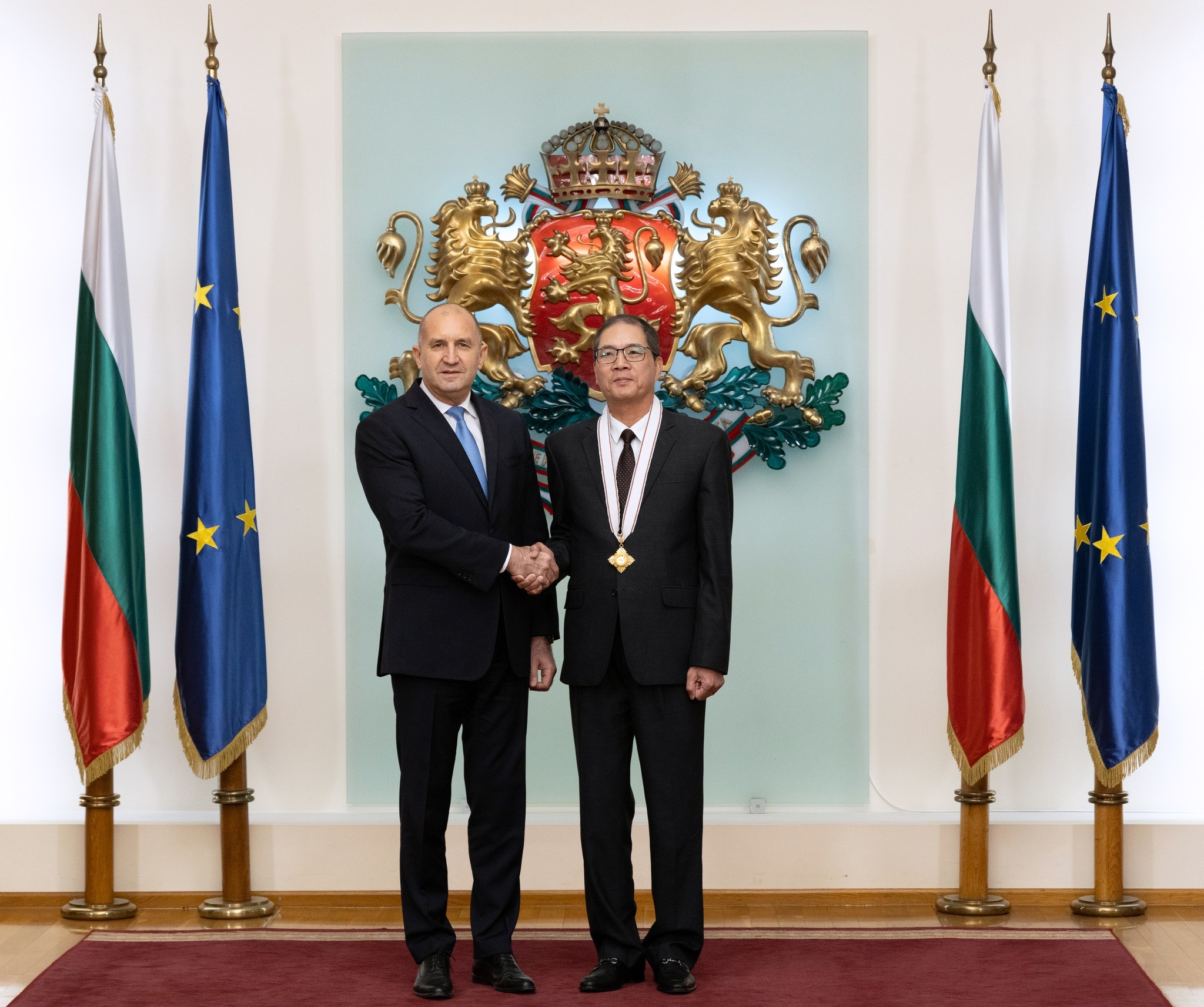 Tổng thống Bulgaria trao Huân chương Kị sĩ Madara hạng Nhất tặng Đại sứ Việt Nam Đỗ Hoàng Long. (Ảnh: Đại sứ quán Việt Nam tại Bulgaria)