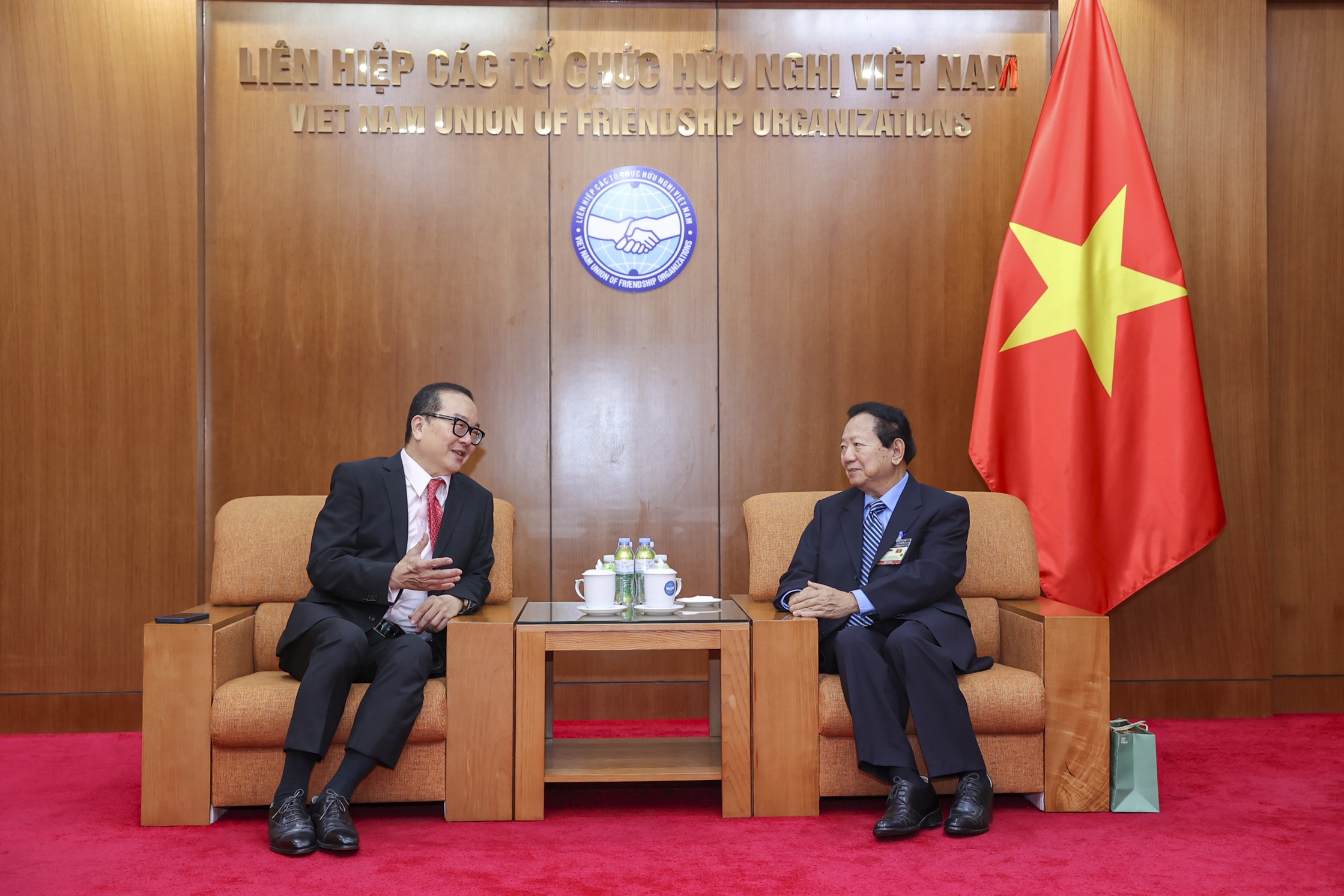 Phó Chủ tịch - Tổng Thư ký Hội hữu nghị Việt Nam - Singapore Nguyễn Đức Hùng (phải) tiếp ông Lian Wee Cheow, Phó Chủ tịch Quỹ Quốc tế Singapore. 