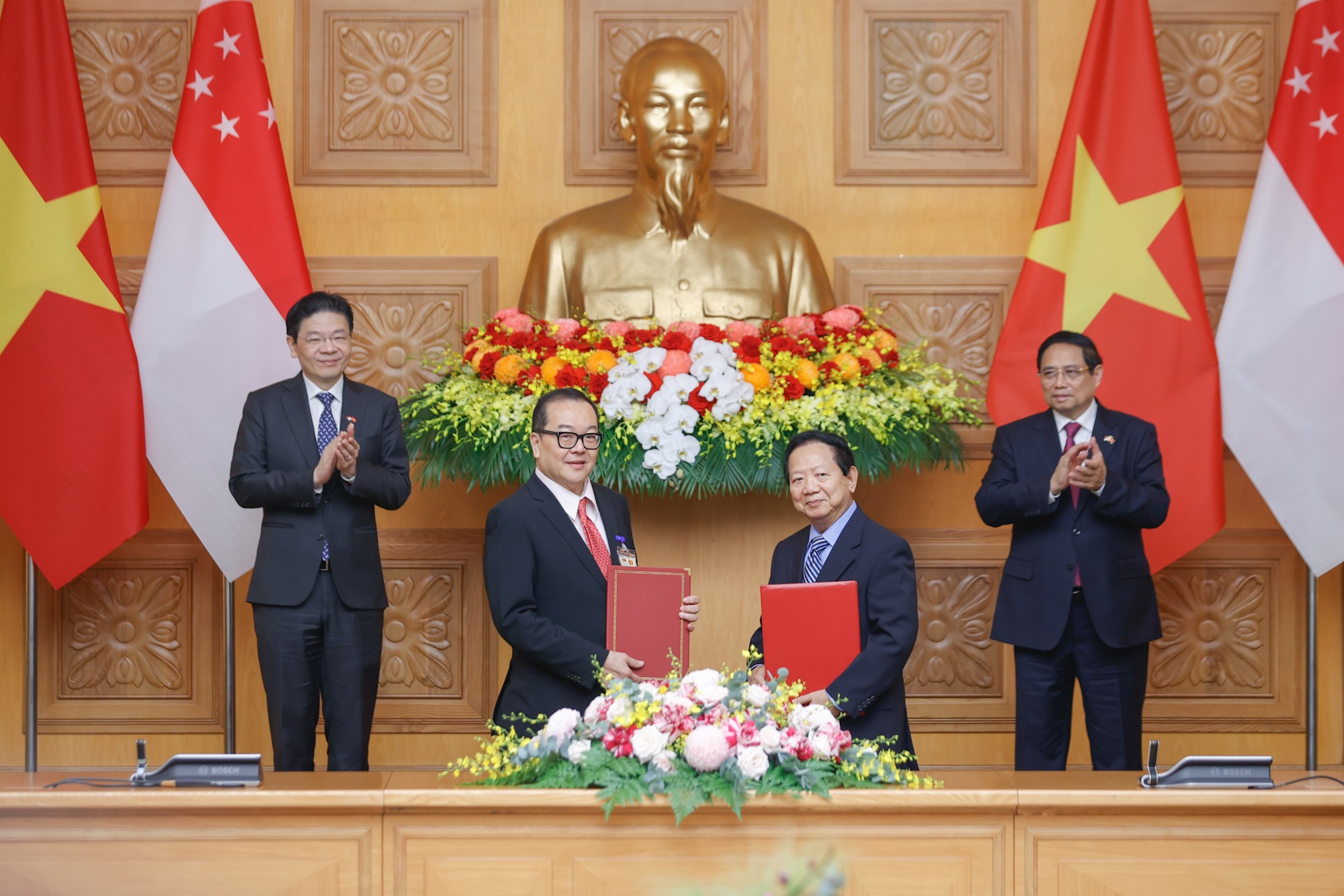 Thủ tướng Phạm Minh Chính và Thủ tướng Lawrence Wong chứng kiến lễ ký kết Biên bản ghi nhớ hợp tác giữa  Quỹ Quốc tế Singapore và Hội hữu nghị Việt Nam - Singapore (Ảnh: VGP/Nhật Bắc)