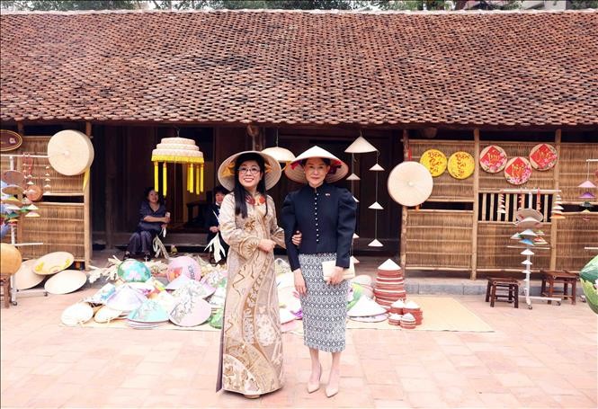 Hai Phu nhân còn cùng xem nghề làm nón truyền thống của làng Chuông (Hà Nội).