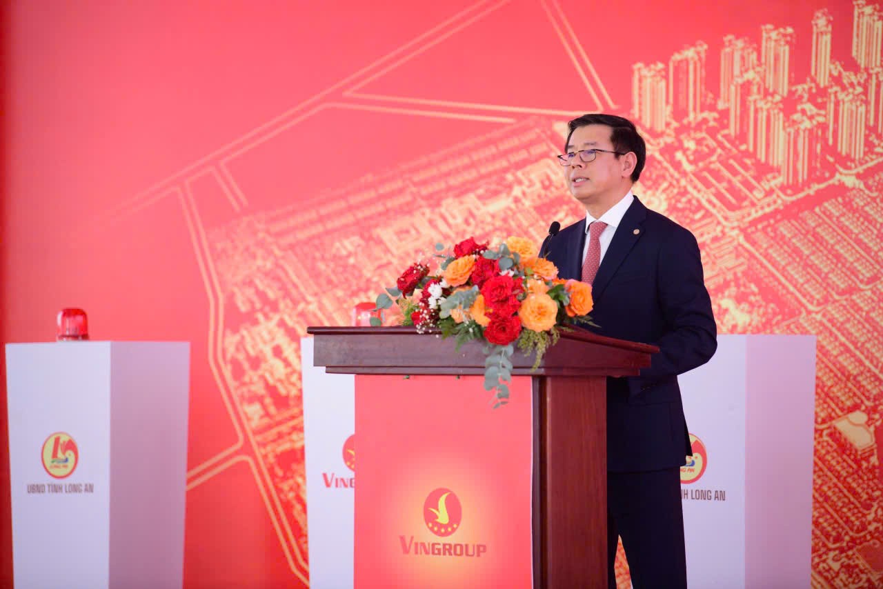 Ông Nguyễn Việt Quang – Phó Chủ tịch Hội đồng Quản trị kiêm Tổng giám đốc Tập đoàn Vingroup phát biểu tại sự kiện khởi công 