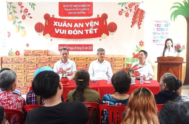 Hỗ trợ, chia sẻ khó khăn với bà con gốc Việt ở Tây Bắc Campuchia