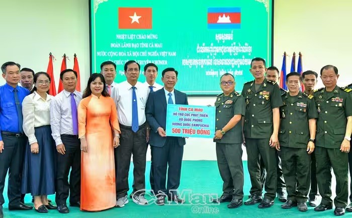 Thăm, chúc tết, tặng quà bà con gốc Việt tại Campuchia