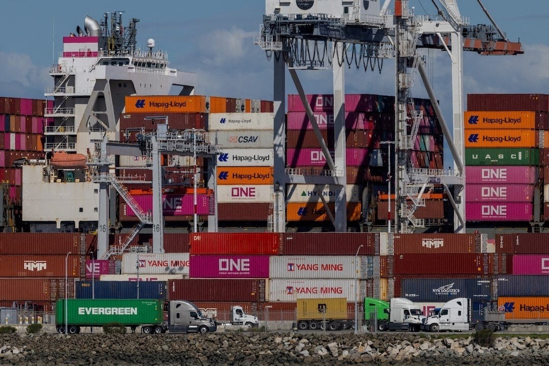 Các container hàng tại cảng Oakland ở Oakland, California, U.S., ngày 6/3/2025. Ảnh Reuters