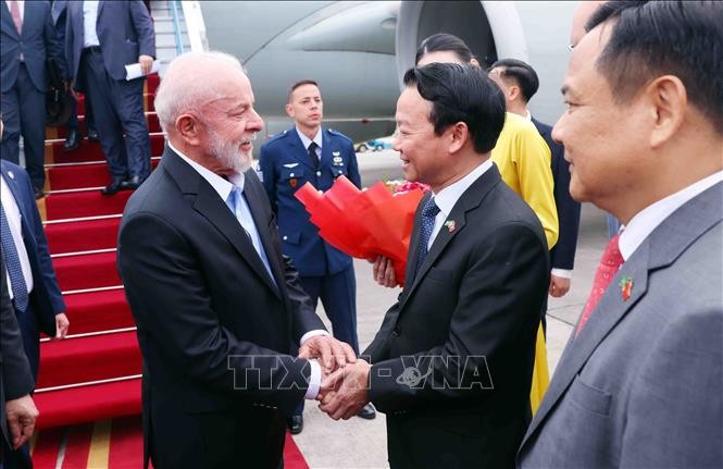 Tổng thống Brazil Luiz Inácio Lula da Silva đến Hà Nội, bắt đầu thăm cấp Nhà nước tới Việt Nam
