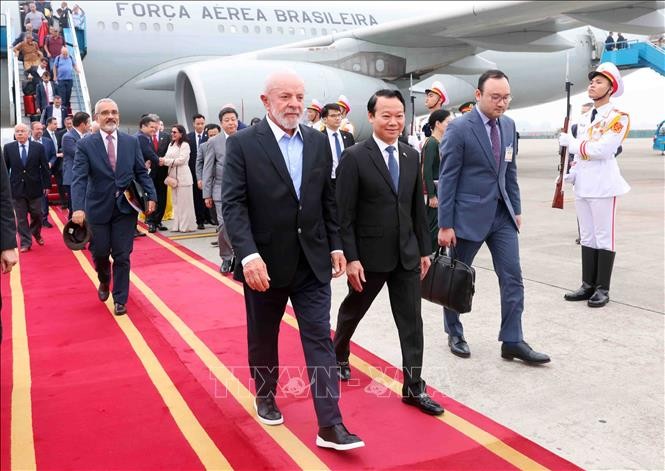 Tổng thống Brazil Luiz Inácio Lula da Silva đến Hà Nội, bắt đầu thăm cấp Nhà nước tới Việt Nam