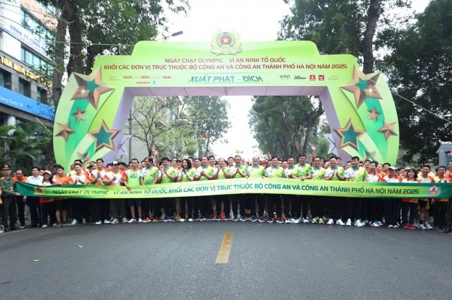Đại biểu và thành viên tham dự chạy đồng hành xuất phát theo lộ trình 1 vòng hồ Thiền Quang (Ảnh: T.L).