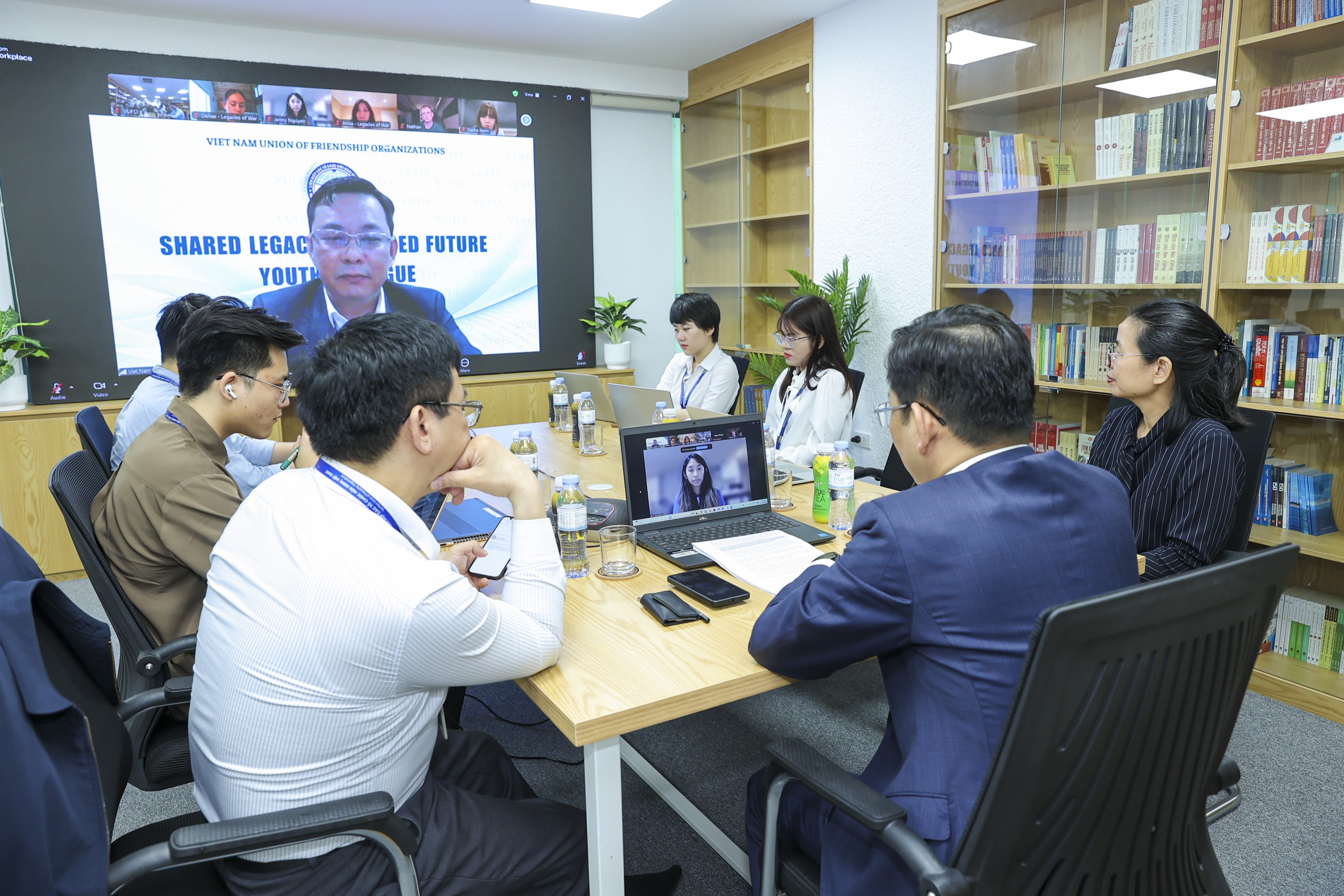Phó Chủ tịch Liên hiệp các tổ chức hữu nghị Việt Nam Đồng Huy Cương tham dự buổi đối thoại. (Ảnh: Đinh Hòa)