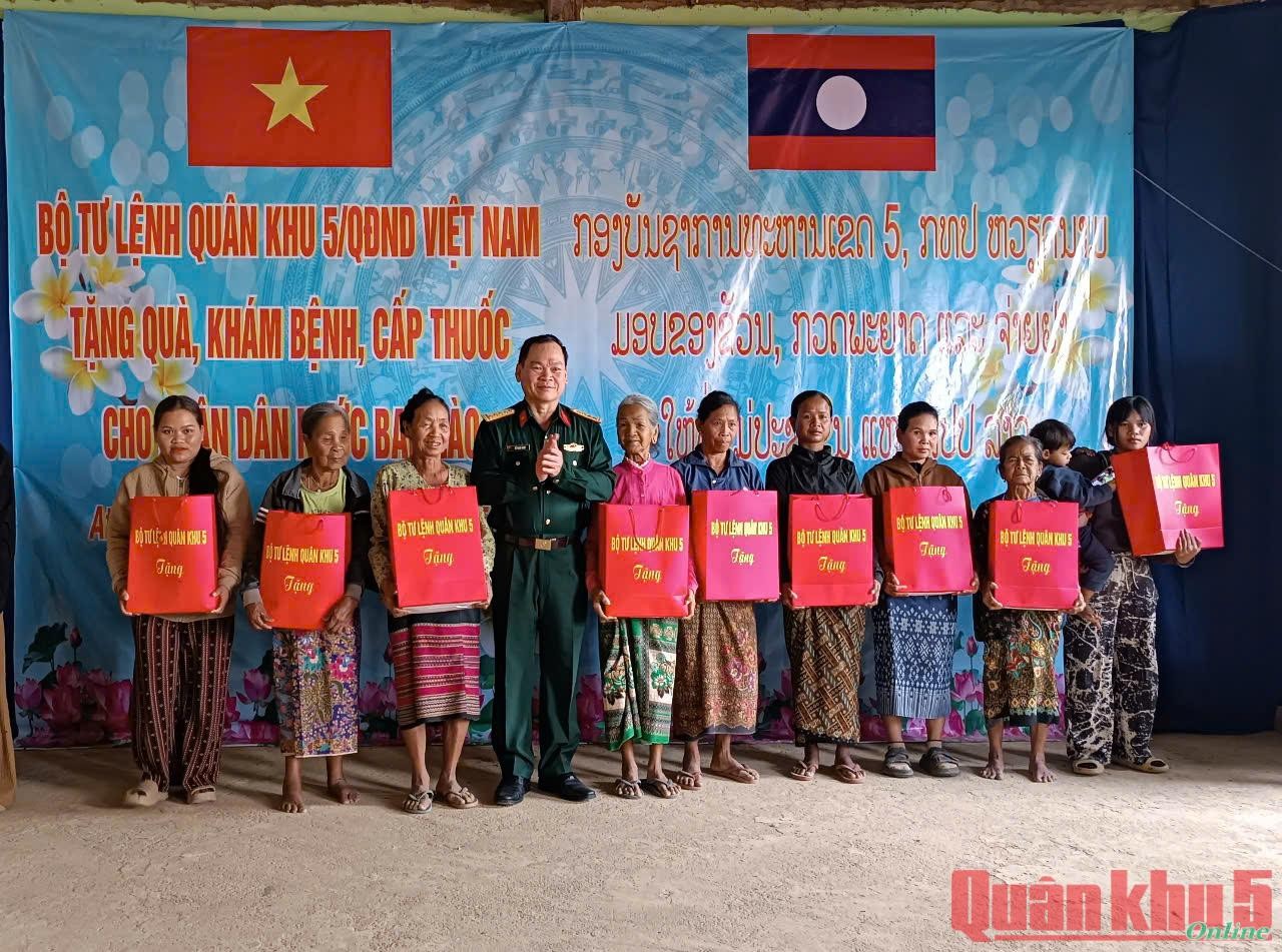 Bộ đội Việt Nam tặng quà, khám bệnh cho nhân dân Lào nhân dịp tết Bunpimay