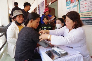 Bộ đội Việt Nam tặng quà, khám bệnh cho nhân dân Lào nhân dịp tết Bunpimay