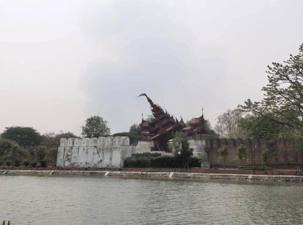Một phần Cung điện Mandalay bị thiệt hại trong động đất. Ảnh: Myanmar Now