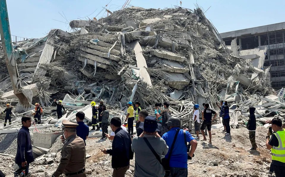 Một tòa nhà cao tầng ở Bangkok (Thái Lan) sụp đổ sau trận động đất. (Ảnh: Reuters)