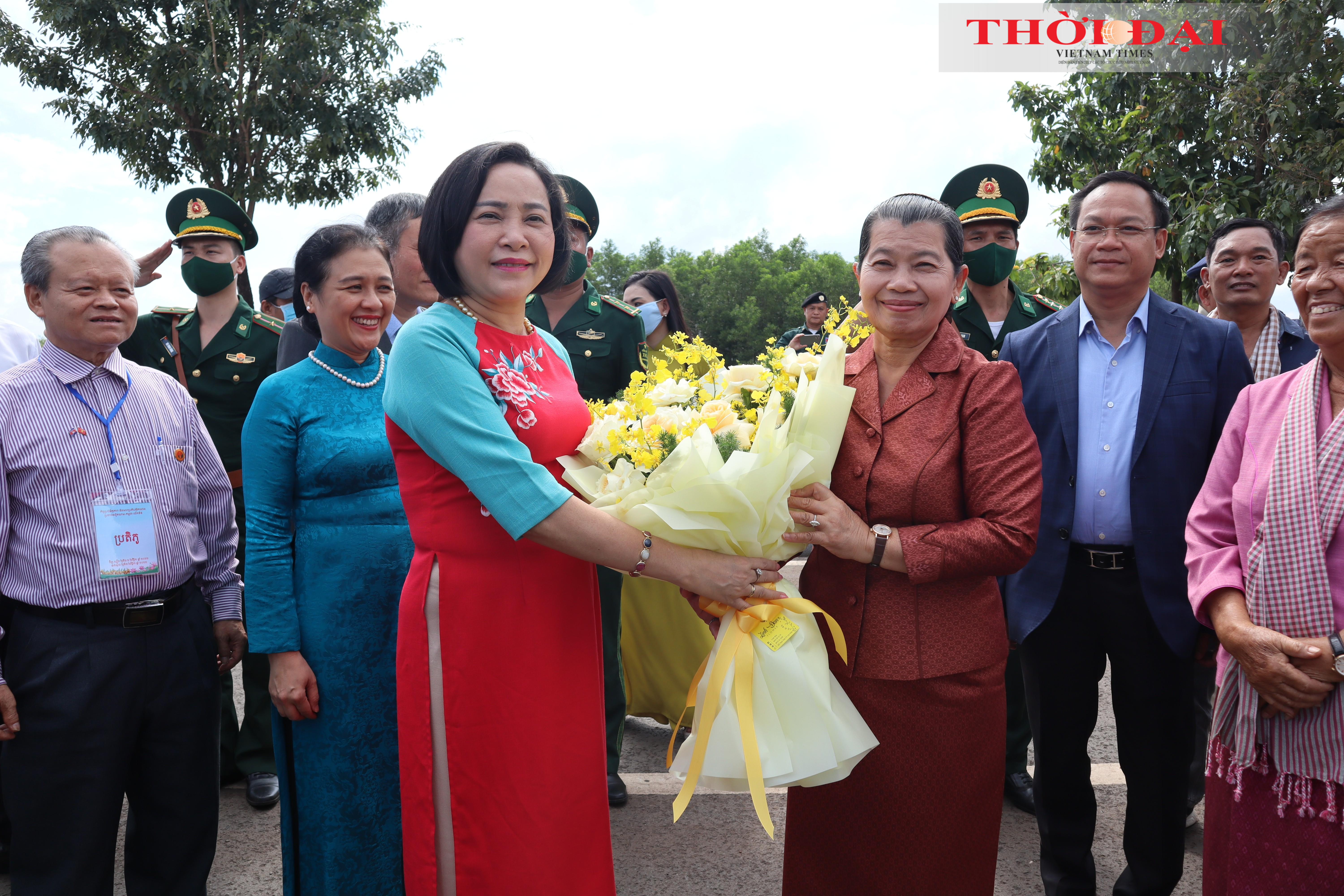 Chủ tịch Hội hữu nghị Việt Nam - Campuchia Nguyễn Thị Thanh đón Chủ tịch Hội hữu nghị Campuchia - Việt Nam Men Sam An tại cửa khẩu Hoa Lư (Bình Phước) trong Chương trình Gặp gỡ hữu nghị và hợp tác nhân dân Việt Nam - Campuchia lần thứ V, tháng 11/2022. (Ả