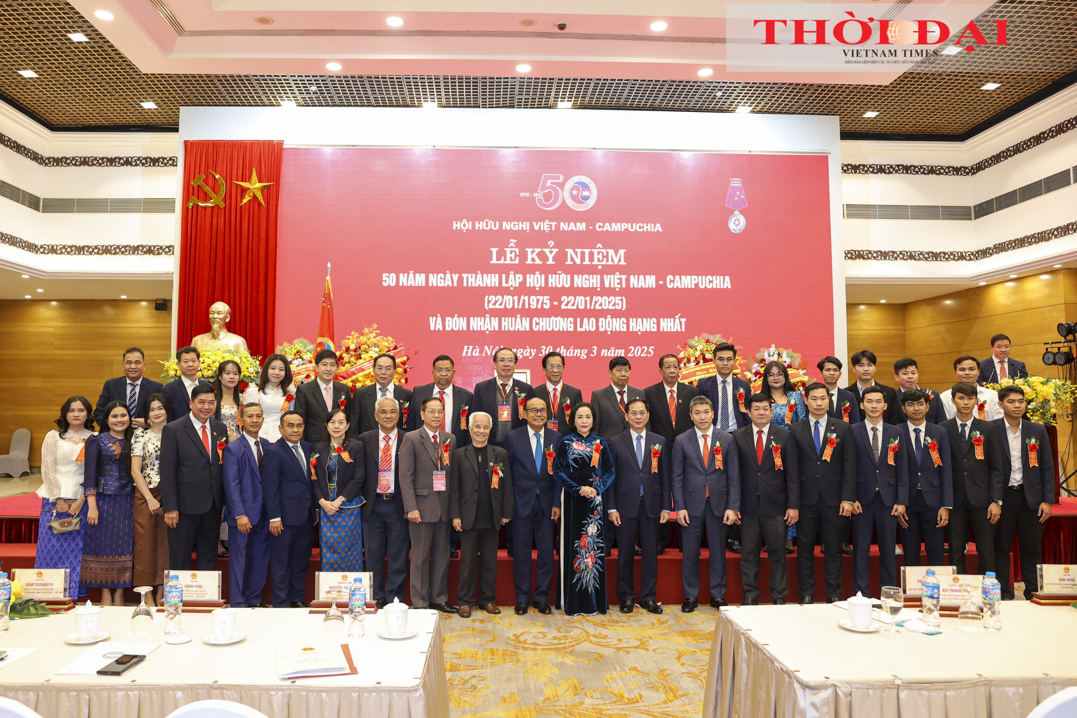 Phó Thủ tướng, Bộ trưởng Bộ Ngoại giao Bùi Thanh Sơn và Phó Chủ tịch Quốc hội, Chủ tịch Hội Hữu nghị Việt Nam - Campuchia Nguyễn Thị Thanh với các đại biểu chụp ảnh lưu niệm. Ảnh: Đinh Hòa