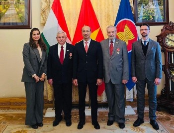 Trao tặng hai người bạn Hungary Huân chương Hữu nghị