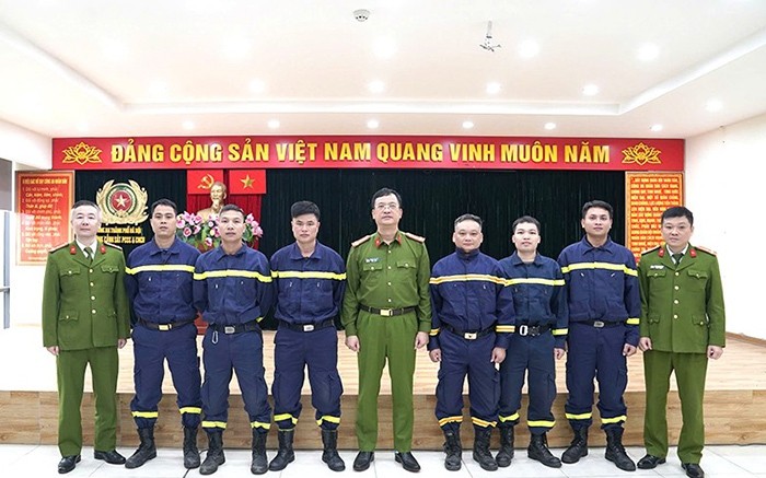 Đảng ủy, Ban Chỉ huy Phòng PC07 Công an thành phố Hà Nội chụp ảnh cùng cán bộ, chiến sỹ tham gia Đoàn công tác cứu nạn của Bộ Công an (Ảnh: T.L).