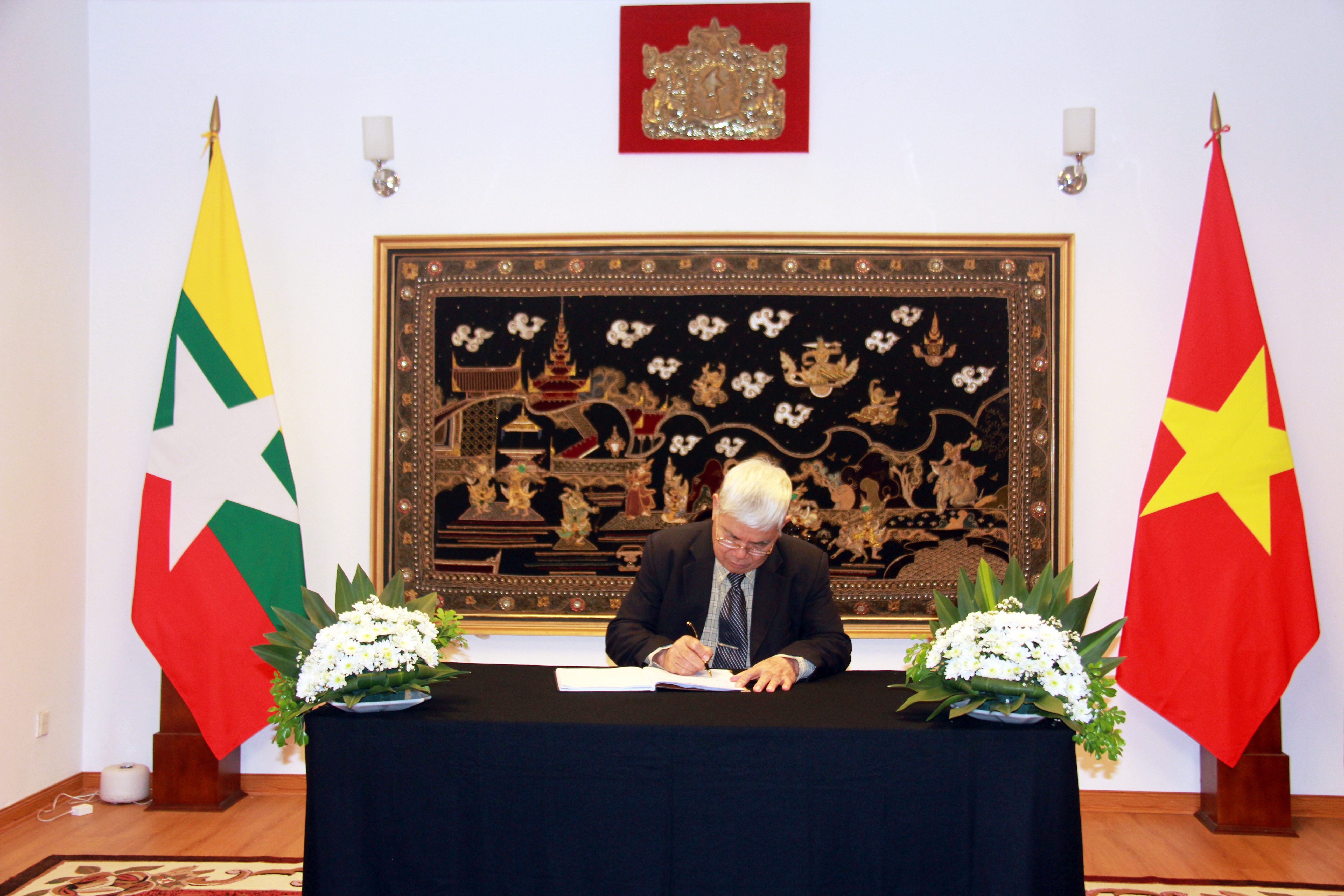Ông Chu Công Phùng, Chủ tịch Hội hữu nghị Việt Nam - Myanmar ghi sổ tang tại Đại sứ quán Myanmar tại Việt Nam
