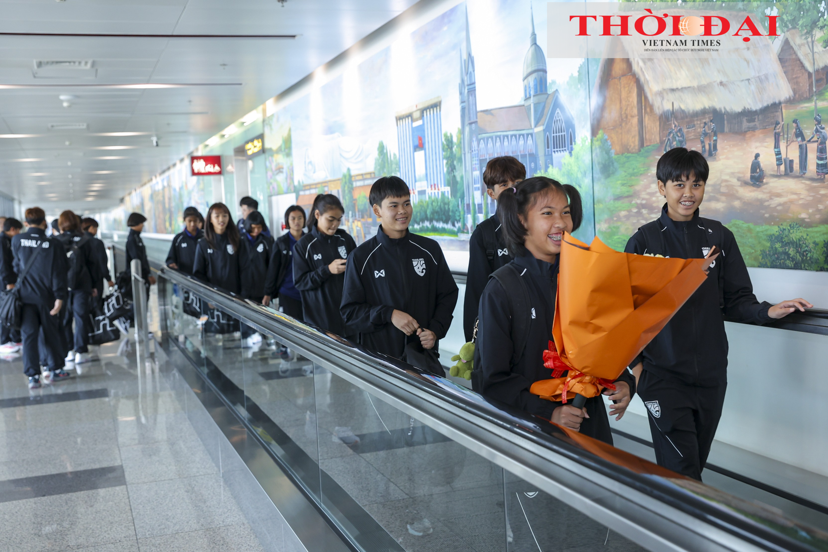 Các cầu thủ đội tuyển U17 nữ Thái Lan đến Việt Nam, sẵn sàng cho trận bóng đá giao hữu