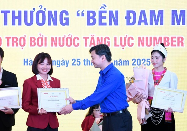 Ông Nguyễn Minh Triết - Bí thư T.Ư Đoàn, Chủ tịch T.Ư Hội Sinh viên Việt Nam trao giải thưởng Bền Đam Mê cho VĐV Nguyễn Thị Oanh