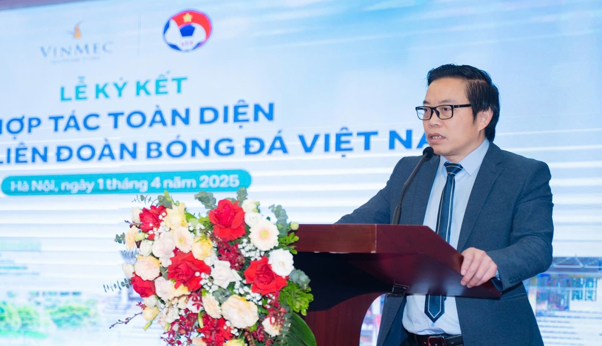 GS.TS.BS Trần Trung Dũng, Giám đốc Trung tâm Chấn thương chỉnh hình và Y học thể thao, Bệnh viện Đa khoa Quốc tế Vinmec Times City phát biểu tại sự kiện.