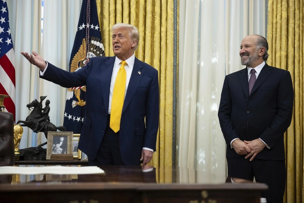 Tổng thống Mỹ Donald Trump (trái) và Bộ trưởng Thương mại Mỹ Howard Lutnick. Ảnh: POLITICO