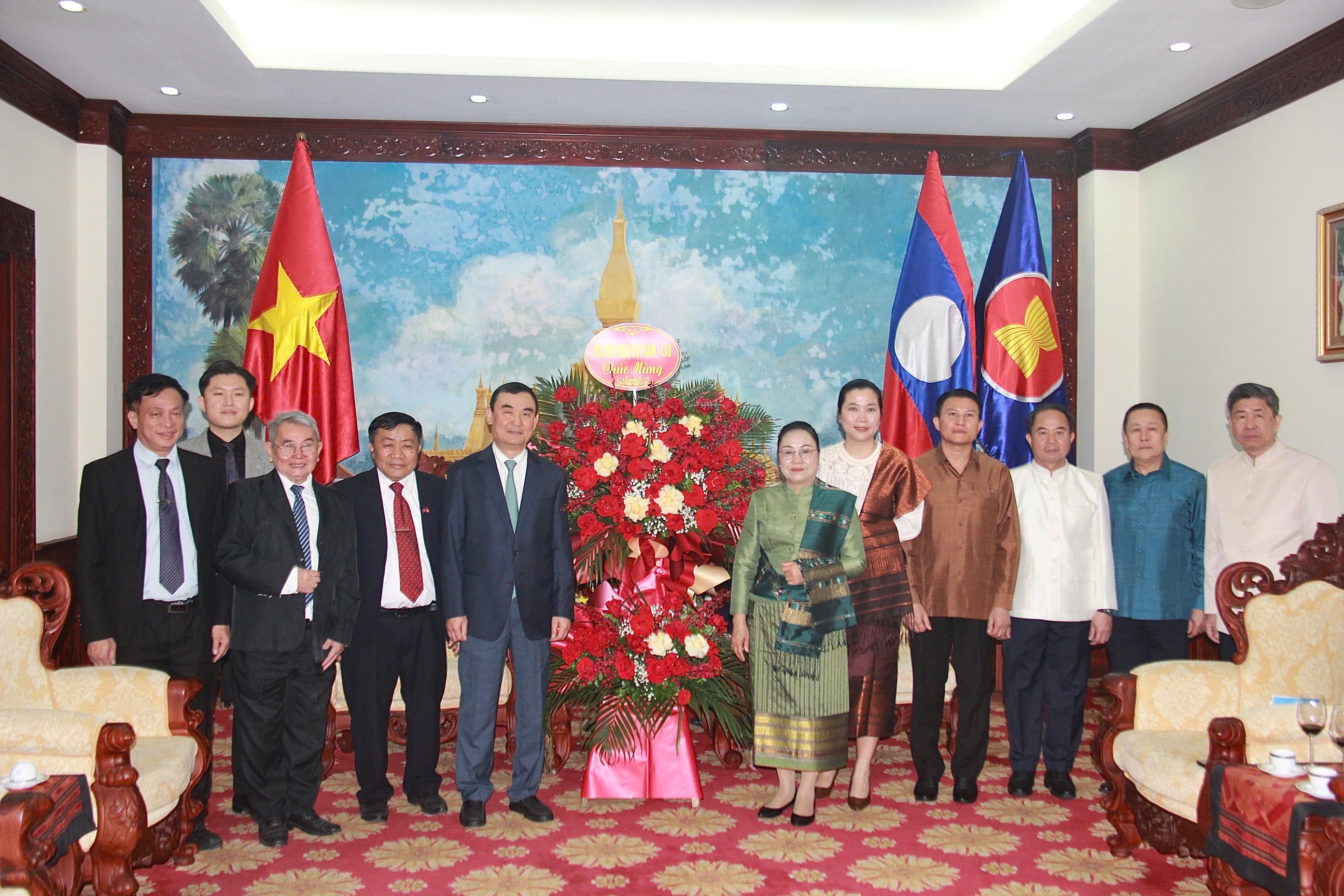 Đoàn đại biểu Hội hữu nghị Việt Nam - Lào đến chúc mừng Đại sứ quán Lào tại Việt Nam nhân dịp Tết cổ truyền Bunpimay 2025. (Ảnh: Thu Phượng) 