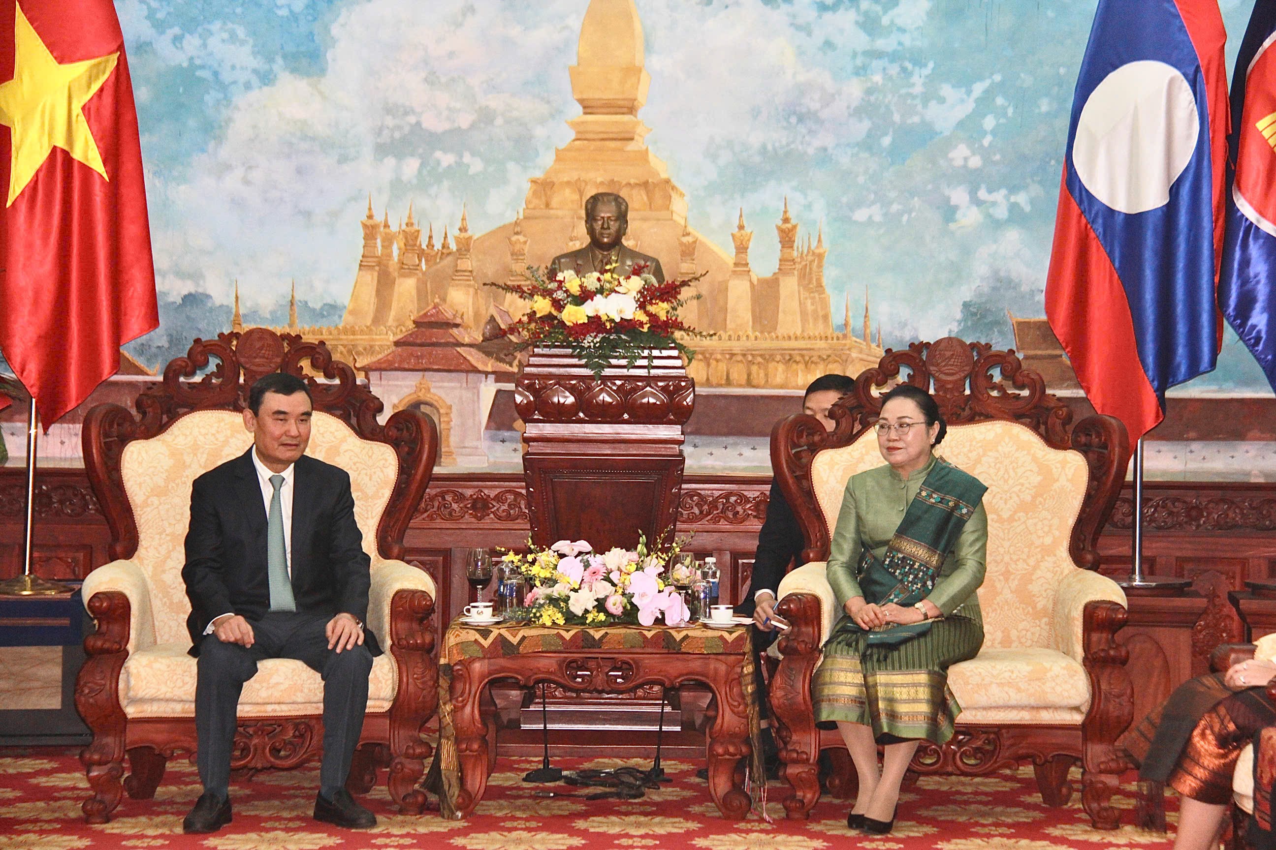 Phó Chủ tịch Hội hữu nghị Việt Nam - Lào Nguyễn Xuân Thành trao đổi với Đại sứ đặc mệnh toàn quyền nước Cộng hòa Dân chủ Nhân dân Lào tại Việt Nam Khamphao Ernthavanh. (Ảnh: Thu Phượng)