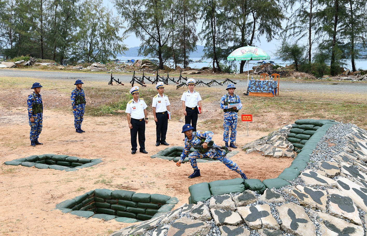 Đại tá Lương Quốc Anh, Phó Tư lệnh Vùng kiểm tra công tác huấn luyện ném lựu đạn đối với chiến sĩ mới tại Tiểu đoàn 563.