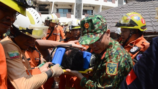 [Ảnh] Bộ đội Việt Nam giải cứu nạn nhân sống sót sau 5 ngày bị vùi lấp vì động đất