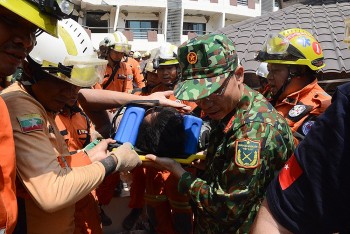 [Ảnh] Bộ đội Việt Nam giải cứu nạn nhân sống sót sau 5 ngày bị vùi lấp vì động đất