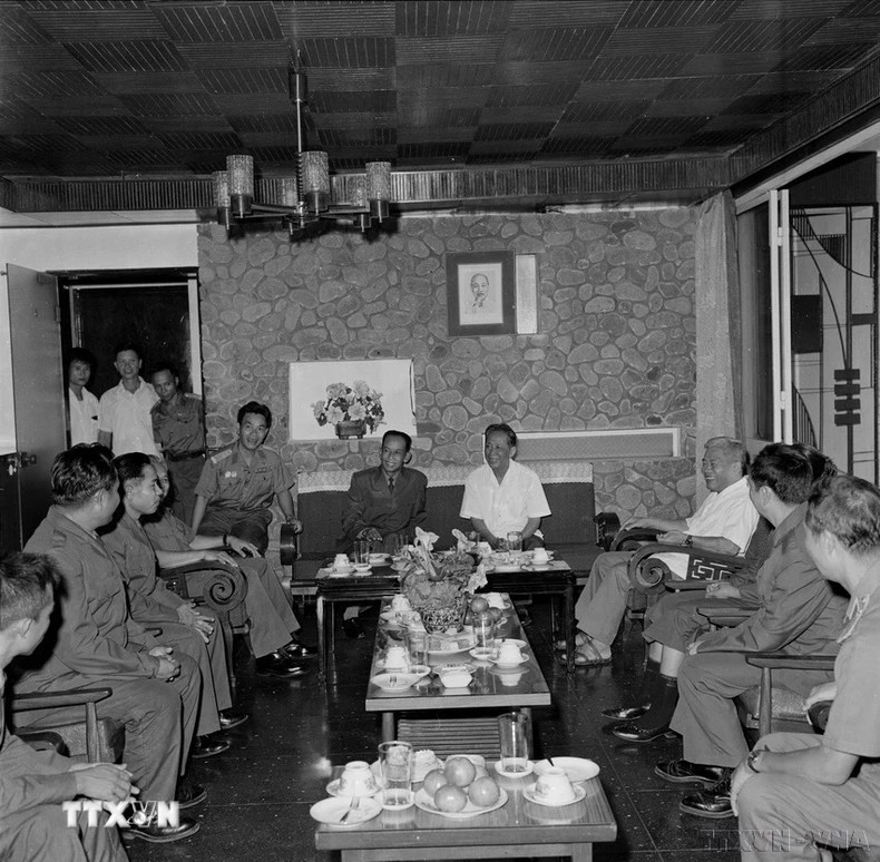 Tổng Bí thư Lê Duẩn tiếp Phó Thủ tướng, Bộ trưởng Quốc phòng Lào Khamtay Siphandone thăm hữu nghị Việt Nam (1977). Tổng Bí thư Lê Duẩn tiếp Phó Thủ tướng, Bộ trưởng Quốc phòng Lào Khamtay Siphandone thăm hữu nghị Việt Nam (1977).
