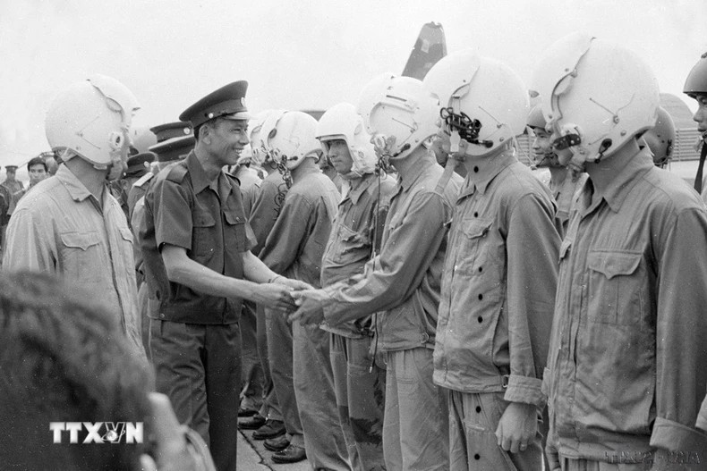 Phó Thủ tướng, Bộ trưởng Quốc phòng Lào Khamtay Siphandone thăm Bộ Tư lệnh Quân khu 7 và thăm sân bay Biên Hòa (1977). Phó Thủ tướng, Bộ trưởng Quốc phòng Lào Khamtay Siphandone thăm Bộ Tư lệnh Quân khu 7 và thăm sân bay Biên Hòa (1977).