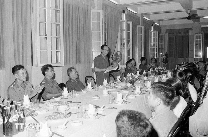 Đồng chí Khamtay Siphandone, Phó Thủ tướng, Bộ trưởng Quốc phòng Lào phát biểu tại buổi gặp mặt các chuyên gia, gia đình quân tình nguyện Việt Nam đã hy sinh ở chiến trường Lào (1977). Đồng chí Khamtay Siphandone, Phó Thủ tướng, Bộ trưởng Quốc phòng Lào phát biểu tại buổi gặp mặt các chuyên gia, gia đình quân tình nguyện Việt Nam đã hy sinh ở chiến trường Lào (1977).