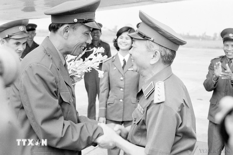 Đại tướng Võ Nguyên Giáp, Bộ trưởng Quốc phòng đón Phó Thủ tướng, Bộ trưởng Quốc phòng Lào Khamtay Siphandone thăm Việt Nam (1977). Đại tướng Võ Nguyên Giáp, Bộ trưởng Quốc phòng đón Phó Thủ tướng, Bộ trưởng Quốc phòng Lào Khamtay Siphandone thăm Việt Nam (1977).