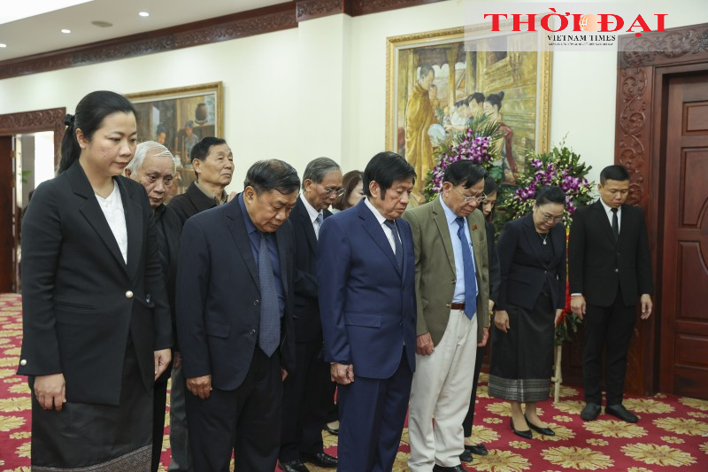 Đoàn Hội hữu nghị Việt Nam – Lào viếng Đại tướng Khamtay Siphandone. (Ảnh: Đinh Hòa)
